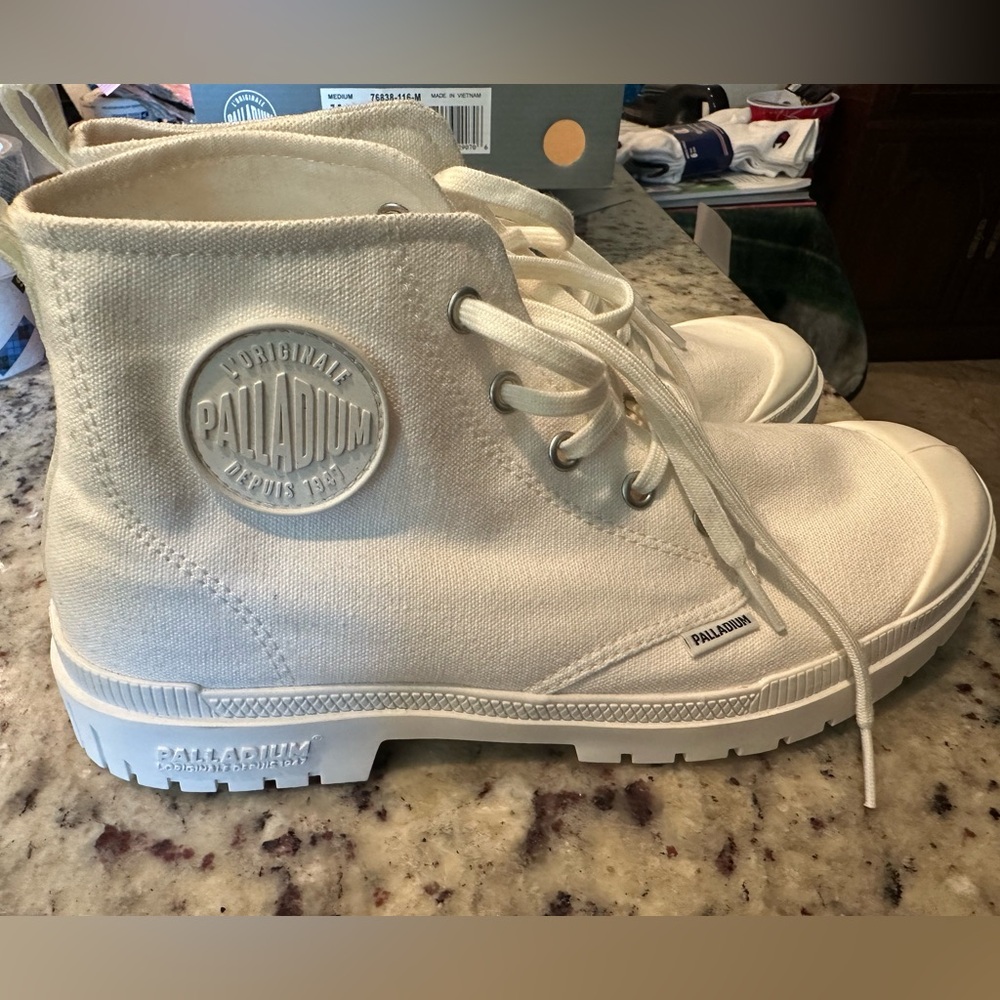 NEW Men’s palladium White High Top. Size 8.5